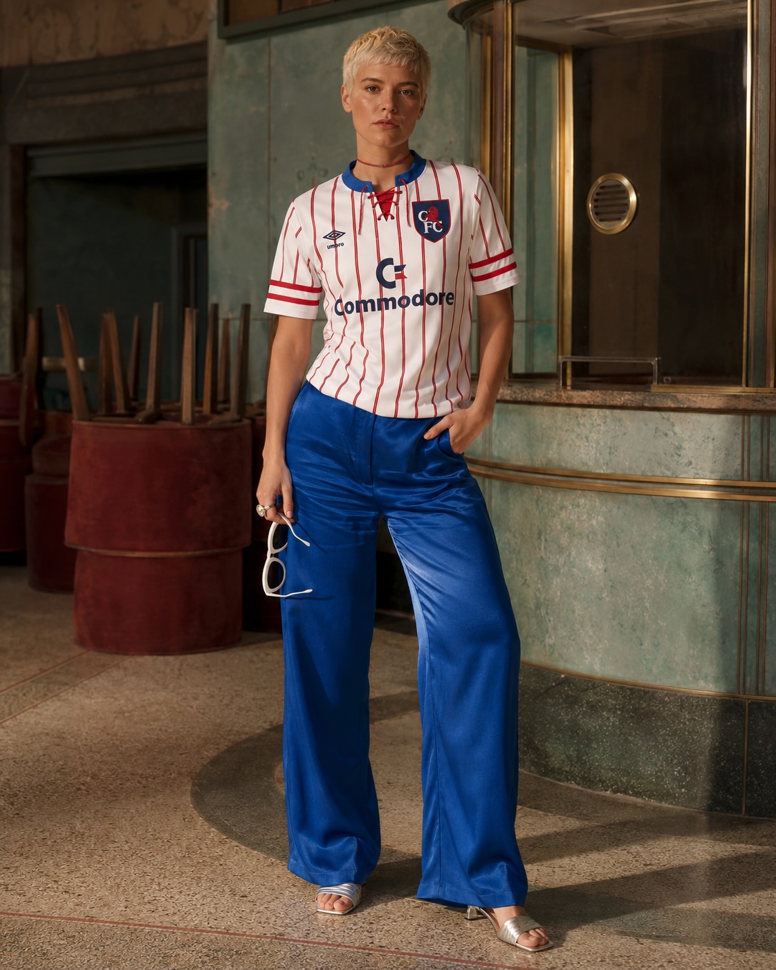 Jersey retro Commodore en lobby — Tu Playera de Fútbol